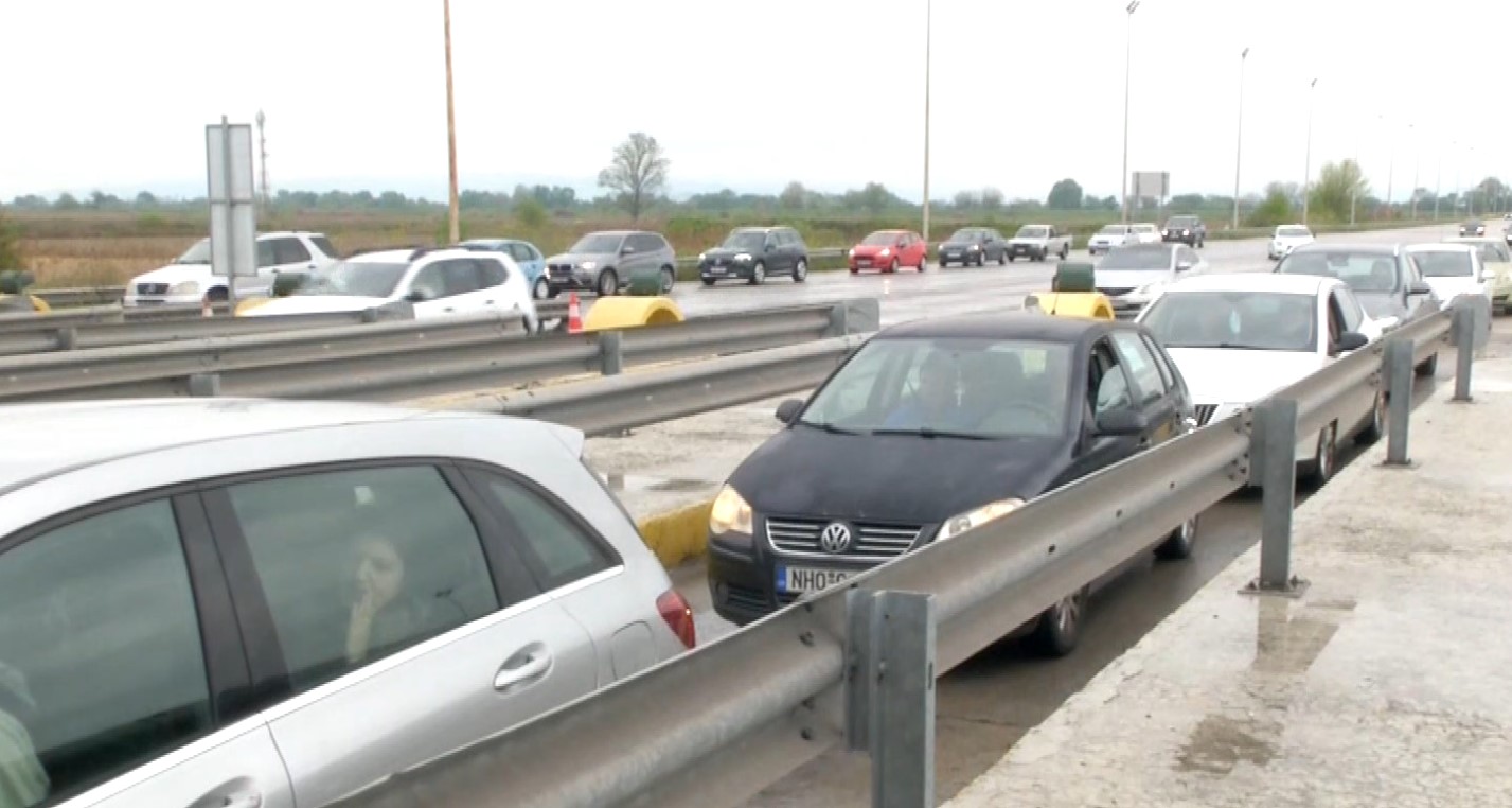 Συνεχίζεται και σήμερα η έξοδος – Αυξημένη η κίνηση στα διόδια Μαλγάρων