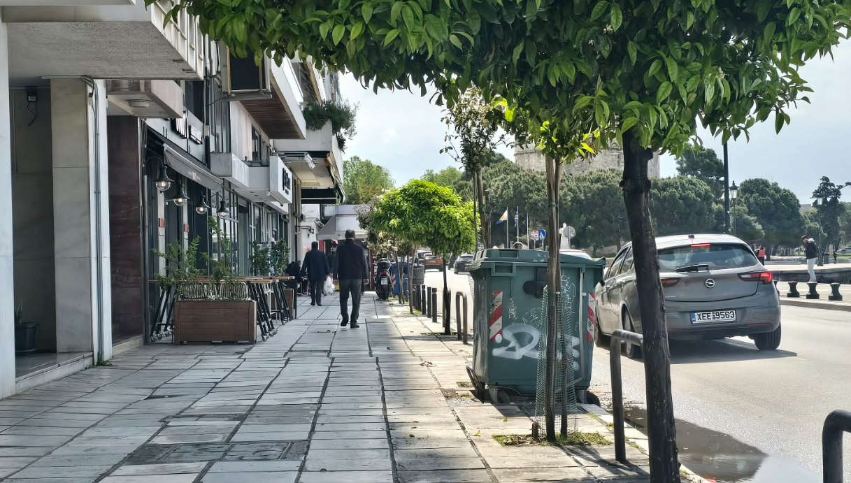 Θεσσαλονίκη: Άστεγος που κοιμόταν σε κάδο έπεσε σε πρέσα απορριμματοφόρου- Άκουσαν τις φωνές του προτού συνθλιβεί