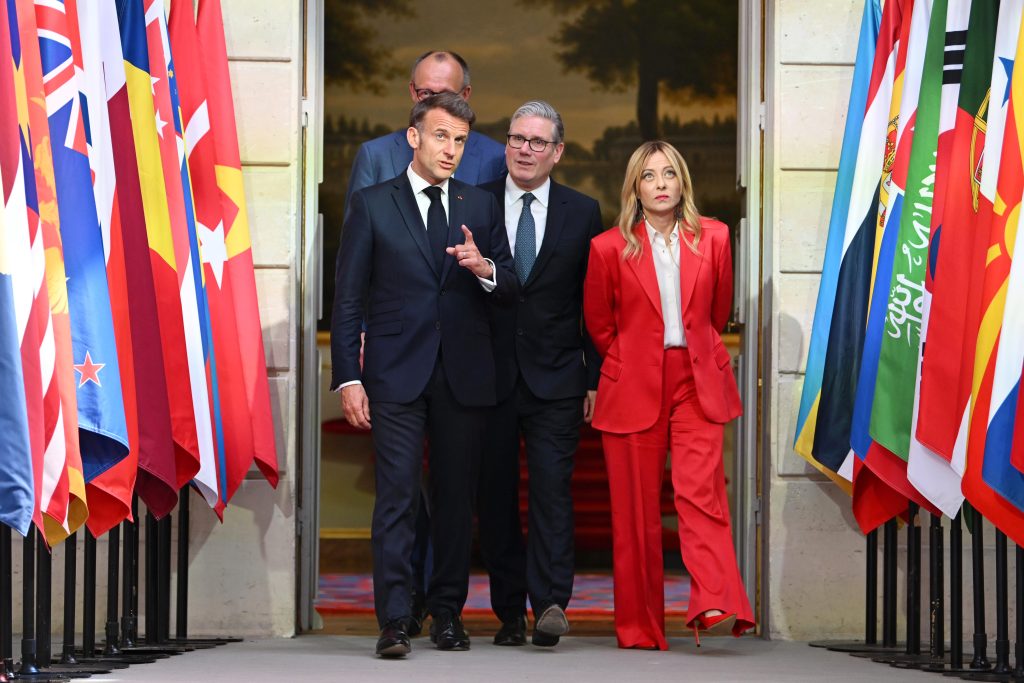 Μακρόν μετά τη Σύνοδο του Παρισιού: Ζητάμε να ανοίξουν εκ νέου, άμεσα και άνευ όρων τα Στενά του Ορμούζ