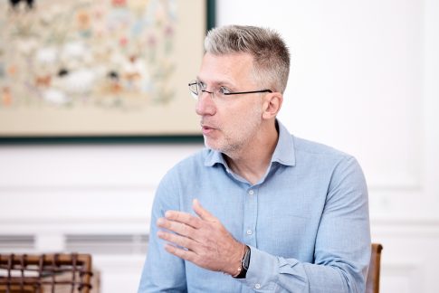 Πόλεμος, ακρίβεια και αβεβαιότητα «φρενάρουν» τον ελληνικό τουρισμό – Ο Λύσανδρος Τσιλίδης μιλά στο ΕΡΤnews.gr 