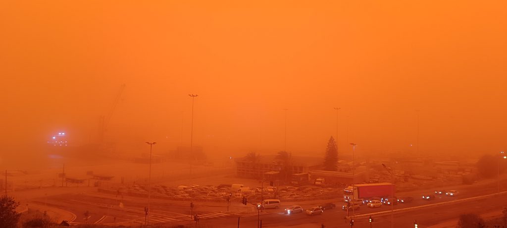 Ηράκλειο: Προβλήματα στις πτήσεις, απαγορευτικό απόπλου και κλειστά σχολεία λόγω αφρικανικής σκόνης και ανέμων