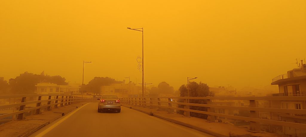 Ηράκλειο: Προβλήματα στις πτήσεις, απαγορευτικό απόπλου και κλειστά σχολεία λόγω αφρικανικής σκόνης και ανέμων