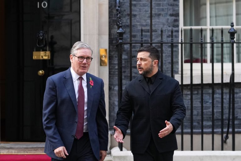 Επικοινωνία Στάρμερ – Ζελένσκι: Έμφαση στην άμυνα και πίεση προς τη Ρωσία