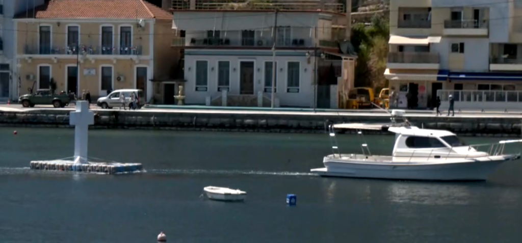 Γύθειο: Με κατάνυξη η περιφορά του Επιταφίου στο ιστορικό νησάκι Κρανάη- Μικρά παιδιά τον στολίζουν και κάνουν την περιφορά