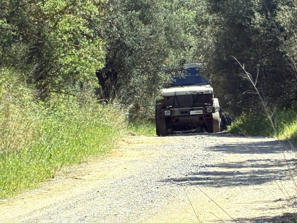Ηράκλειο: Chinook ανέσυρε το Agusta Bell από το ελαιώνα – Είχε κάνει αναγκαστική προσγείωση λόγω βλάβης