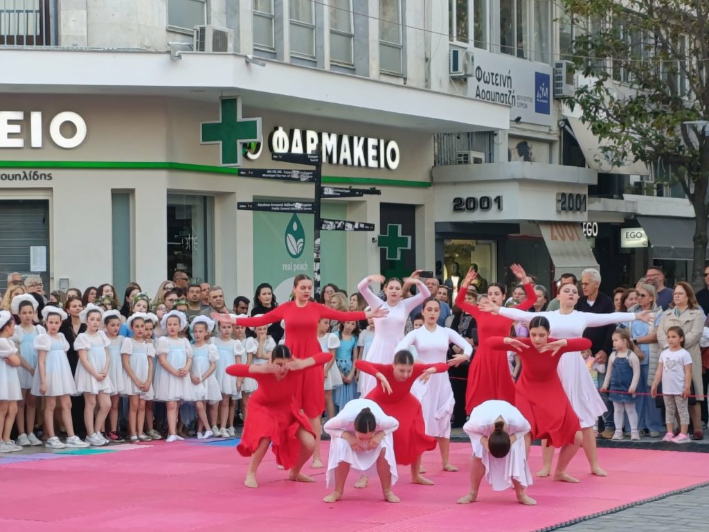 Σέρρες: Το κέντρο της πόλης μια υπαίθρια σκηνή χορού στην εκδήλωση «Βήματα στον Χρόνο»