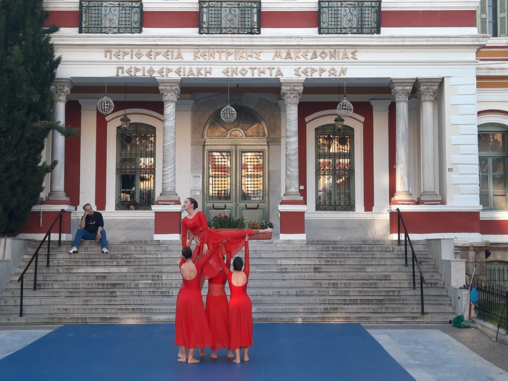 Σέρρες: Το κέντρο της πόλης μια υπαίθρια σκηνή χορού στην εκδήλωση «Βήματα στον Χρόνο»