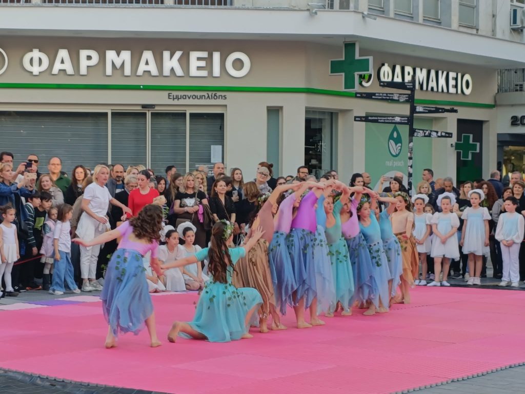 Σέρρες: Το κέντρο της πόλης μια υπαίθρια σκηνή χορού στην εκδήλωση «Βήματα στον Χρόνο»