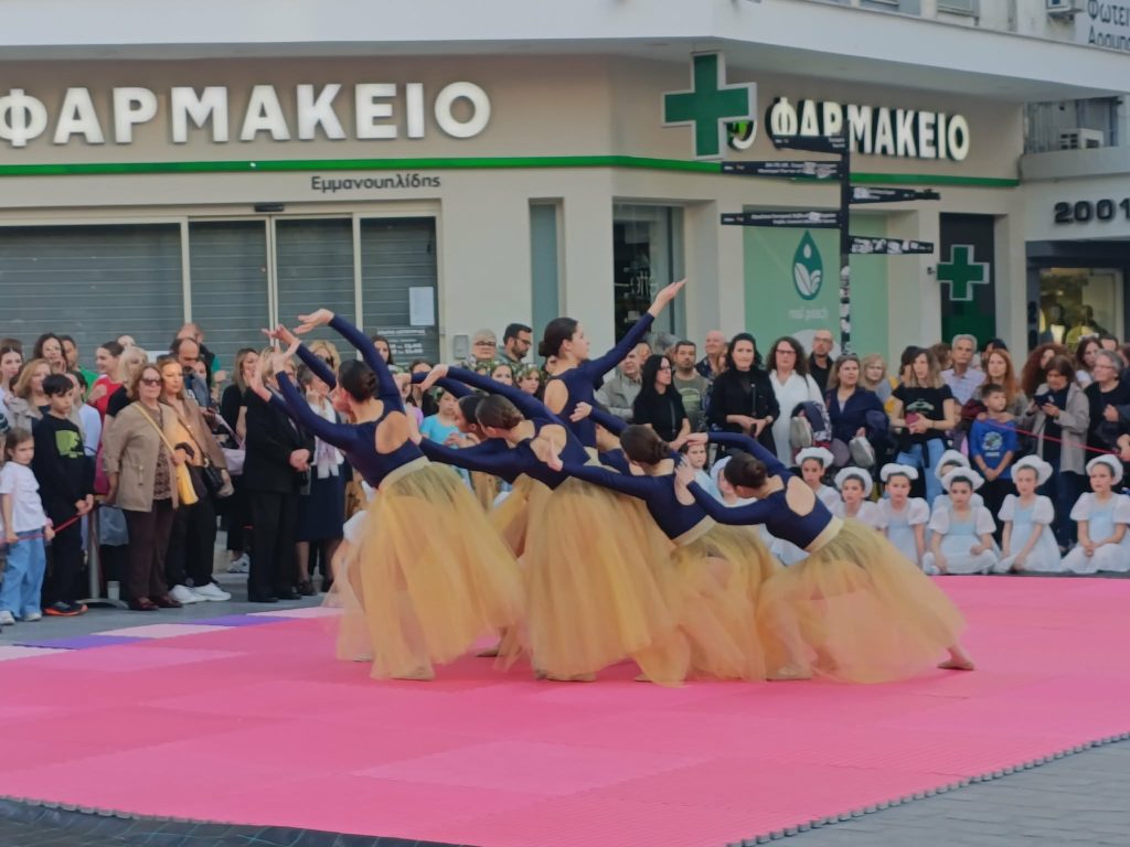 Σέρρες: Το κέντρο της πόλης μια υπαίθρια σκηνή χορού στην εκδήλωση «Βήματα στον Χρόνο»