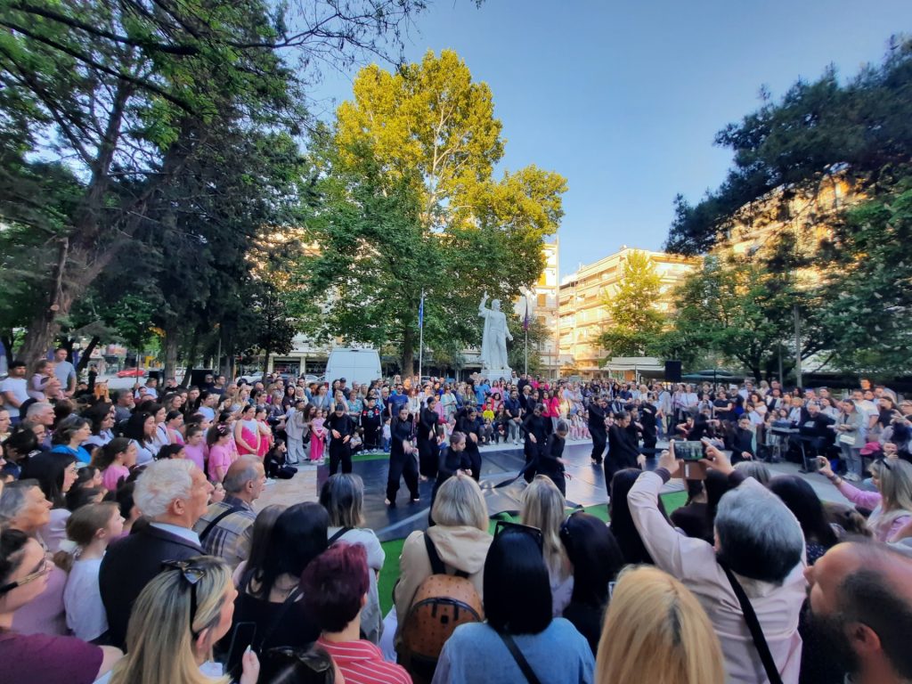 Σέρρες: Το κέντρο της πόλης μια υπαίθρια σκηνή χορού στην εκδήλωση «Βήματα στον Χρόνο»