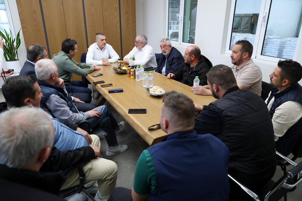 Επίσκεψη του Περιφερειάρχη στον Συνεταιρισμό Αγελαδοτρόφων – Προβατοτρόφων Δυτ. Θεσσαλίας