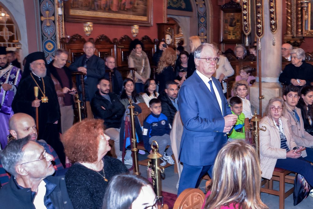 Σε κλίμα κατάνυξης η Ακολουθία και η Περιφορά του Επιταφίου σε όλη τη χώρα