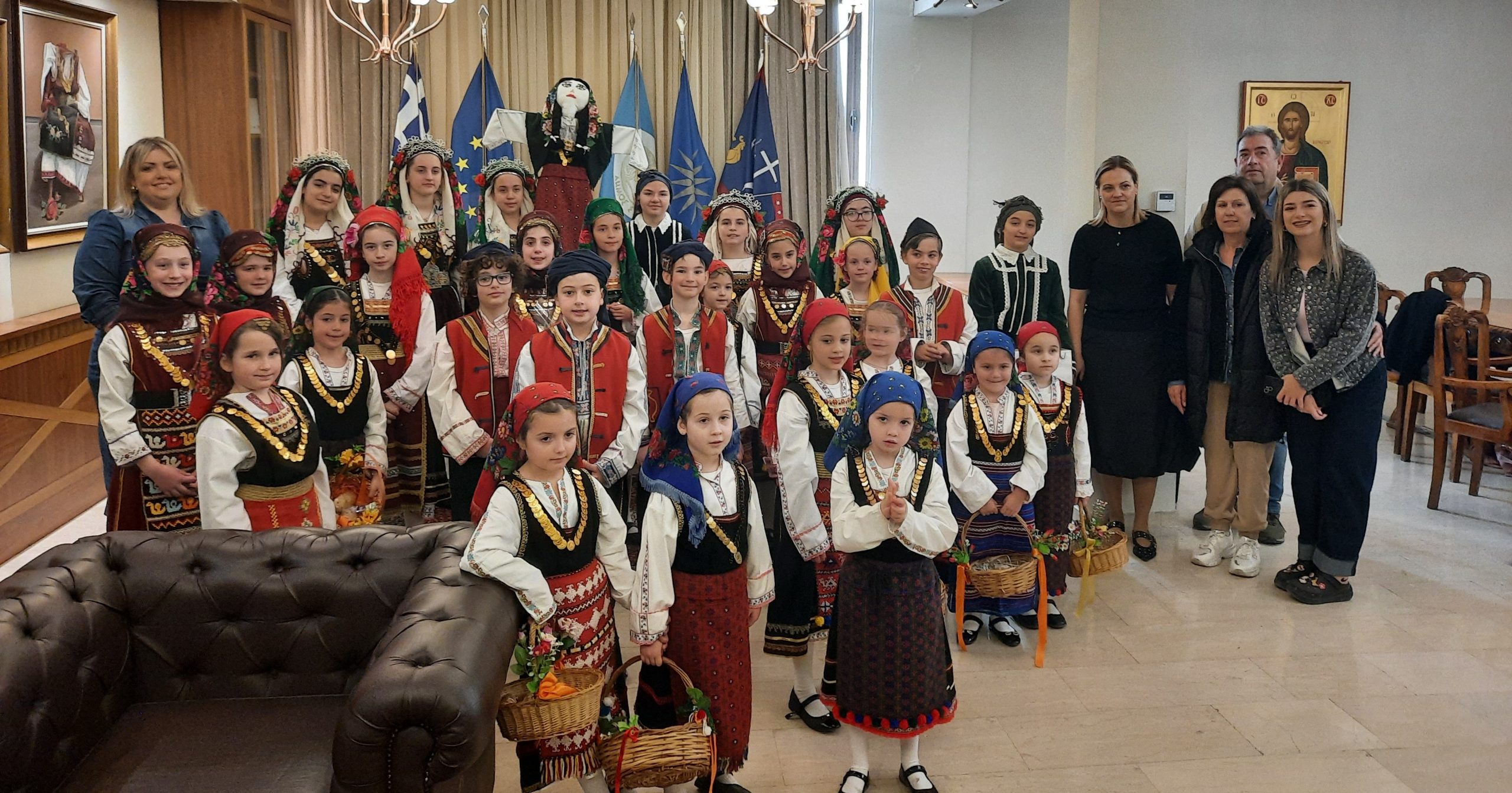 Σέρρες: Τα κάλαντα του Λαζάρου στη Δήμαρχο της πόλης (βίντεο)