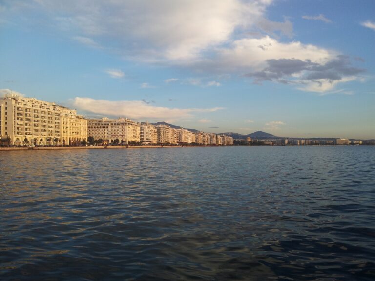 Θεσσαλονίκη: Νεαρός Γερμανός έπεσε στο Θερμαϊκό στη Λεωφόρο Νίκης- Μεταφέρθηκε στο νοσοκομείο