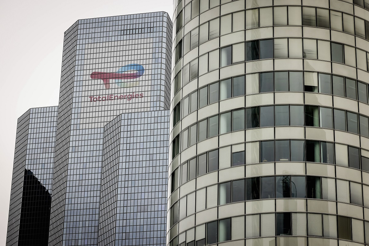 CEO της TotalEnergies: Απόλυτη ανάγκη επαναλειτουργίας των Στενών του Ορμούζ ακόμη και με καταβολή τελών