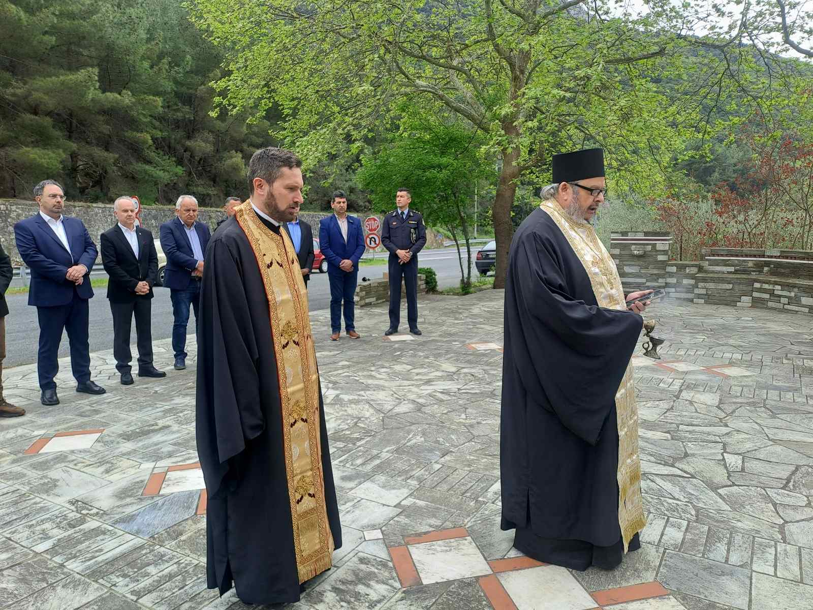 Tρισάγιο για τους αδικοχαμένους μαθητές από το Μακροχώρι Ημαθίας στα Τέμπη