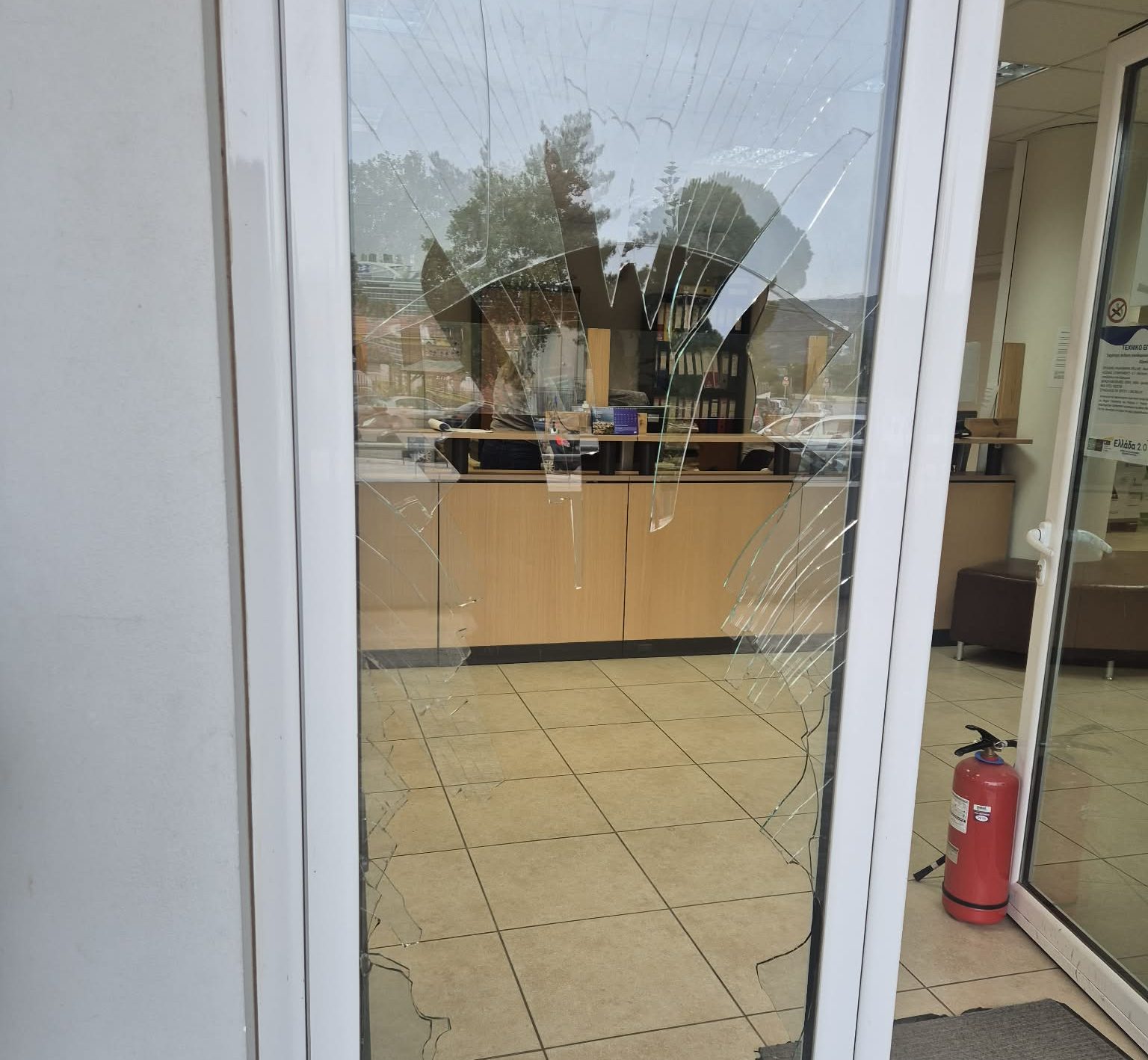 Χανιά: Έσπασαν τζαμόπορτα στην Υπηρεσία Δόμησης του δήμου Χανίων