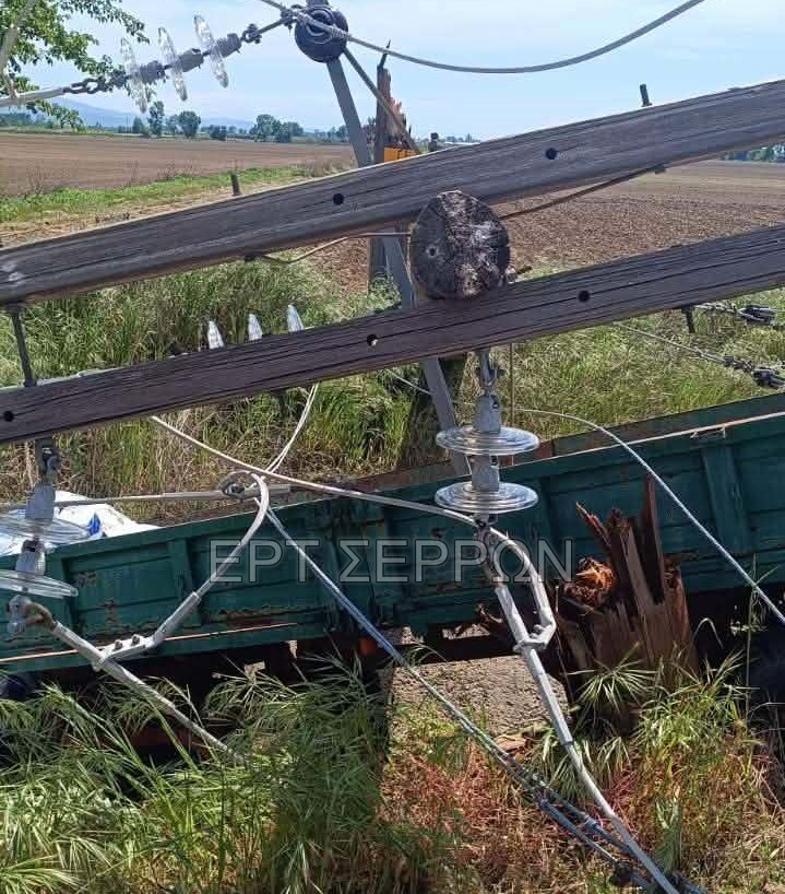 Σέρρες: «Συναγερμός» στον ΔΕΔΔΗΕ – Πλατφόρμα τρακτέρ «ξήλωσε» δύο στύλους