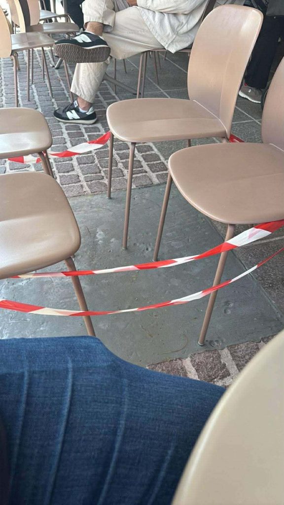 Χανιά: Ξερίζωσε δέντρο και έβαλε τραπεζοκαθίσματα – Μήνυση από τον δήμο Χανίων σε ιδιοκτήτη καφετέριας