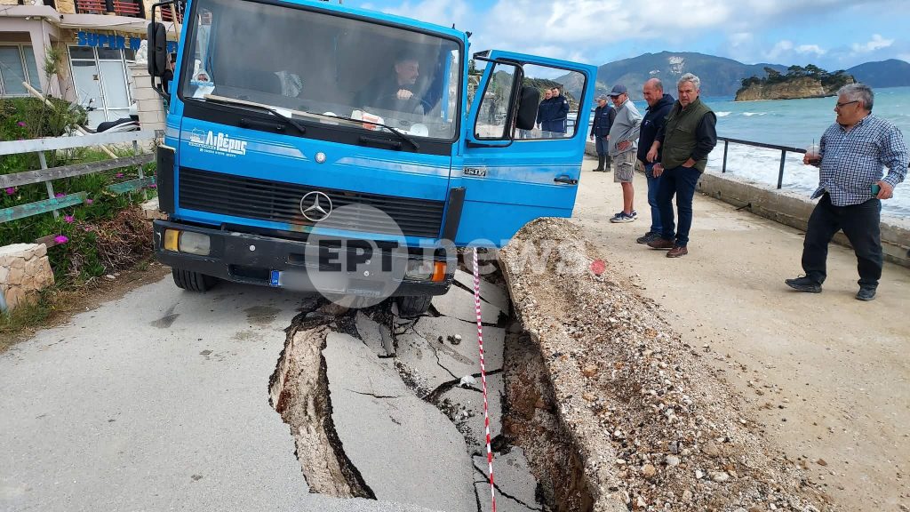 Ζάκυνθος: Καθίζηση οδοστρώματος στον Άγιο Σώστη “κατάπιε” φορτηγό