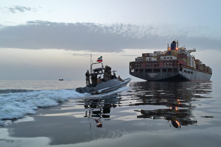 Live: Το Ιράν εξετάζει την απάντηση των ΗΠΑ στο σχέδιο 14 σημείων – Αξιωματούχος απειλεί ότι το Ορμούζ «θα γίνει νεκροταφείο των Αμερικανών πειρατών»