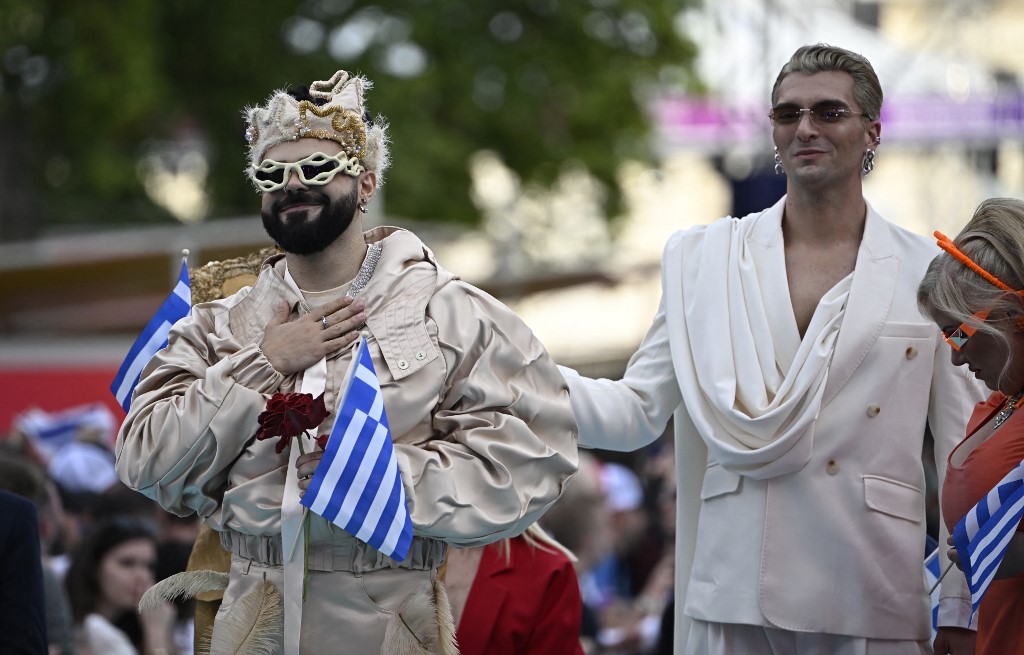 Eurovision 2026: Λάμψη στην επίσημη τελετή έναρξης και το τιρκουάζ χαλί στη Βιέννη – Υπό τους ήχους του «Ζορμπά» εμφανίστηκε ο Akylas