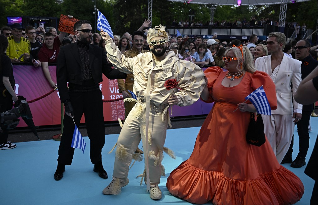 Eurovision 2026: Λάμψη στην επίσημη τελετή έναρξης και το τιρκουάζ χαλί στη Βιέννη – Υπό τους ήχους του «Ζορμπά» εμφανίστηκε ο Akylas