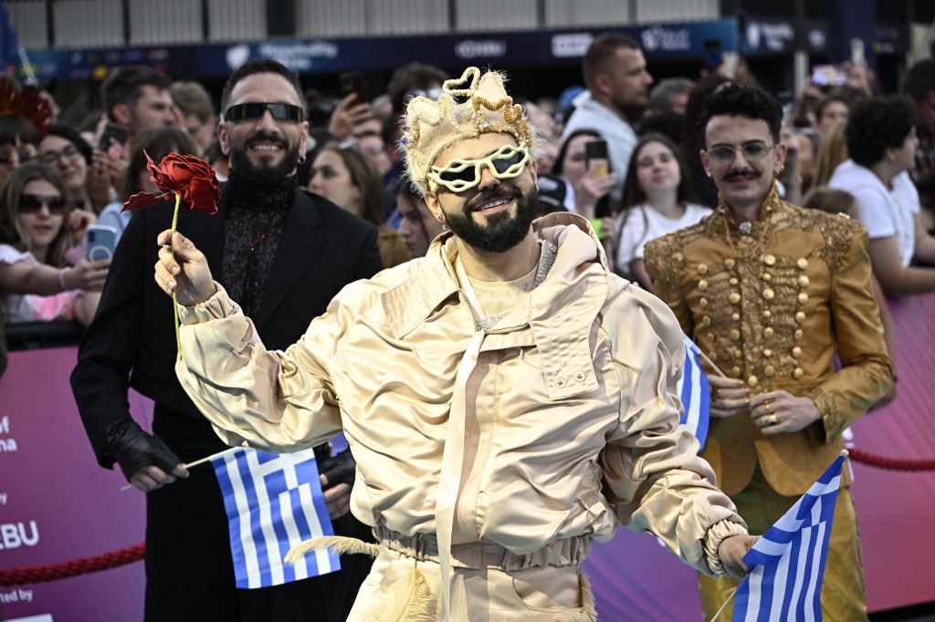 Eurovision 2026: Λάμψη στην επίσημη τελετή έναρξης και το τιρκουάζ χαλί στη Βιέννη – Υπό τους ήχους του «Ζορμπά» εμφανίστηκε ο Akylas