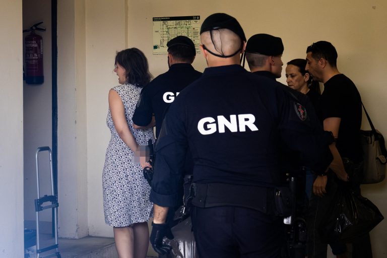 Πορτογαλία: Ξανά στον ανακριτή η μητέρα που εγκατέλειψε τα δύο παιδιά της στον δρόμο
