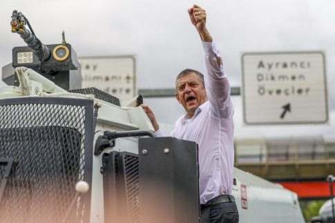 Ένα δισ. ευρώ η ζημιά στο Δημόσιο από το κύκλωμα λαθραίων τσιγάρων του «Πούτιν» – Δεσμεύτηκαν βίλες, ξενοδοχείο και τάνκερ
