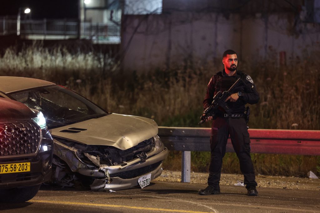 Δυτική Όχθη: Επίθεση με αυτοκίνητο κοντά σε εβραϊκό οικισμό – Tραυματίστηκαν δύο Ισραηλινές έφηβες – Στρατιώτης σκότωσε τον δράστη