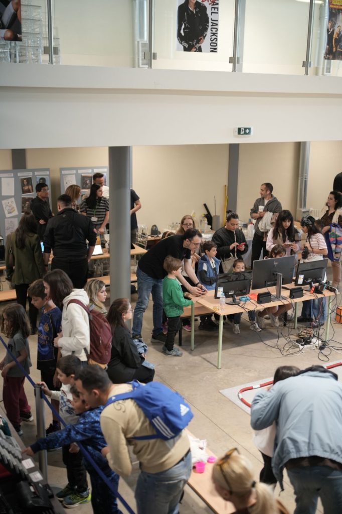 «Τεχνολογικά καλησπέρα σας» με 5.000 επισκέπτες στα “πειρατικά” ραδιοφωνικά στούντιο των ’80s του RetroXD 3.0