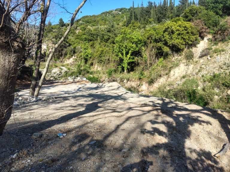 Ανησυχία για «μπάζωμα» χειμάρρου στην Άλλη Μεριά – Ερωτήματα κατοίκων για τον Άναυρο