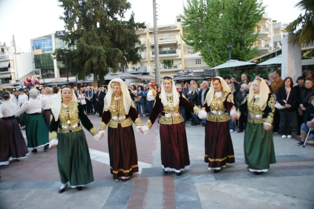Από ήχους παραδοσιακής μουσικής και εξακόσιους χορευτές γέμισε η πλατεία Ευόσμου