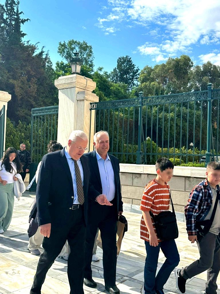 Μαθητές και εκπαιδευτικούς μειονοτικών σχολείων ξενάγησε στη Βουλή ο Ιλχάν Αχμέτ