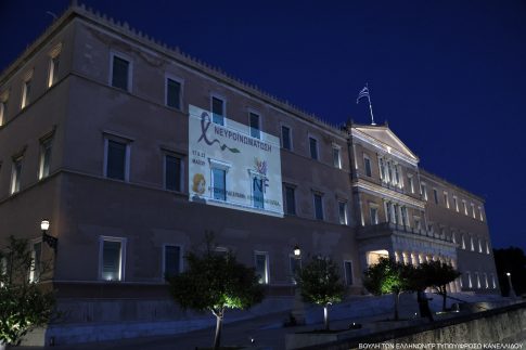 Μένουμε στο σπίτι <br/> και διαβάζουμε ένα καλό βιβλίο