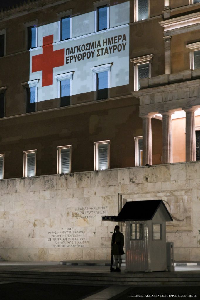 Φωταγωγήθηκε το κοινοβούλιο για την Παγκόσμια Ημέρα Ερυθρού Σταυρού και Ερυθράς Ημισελήνου