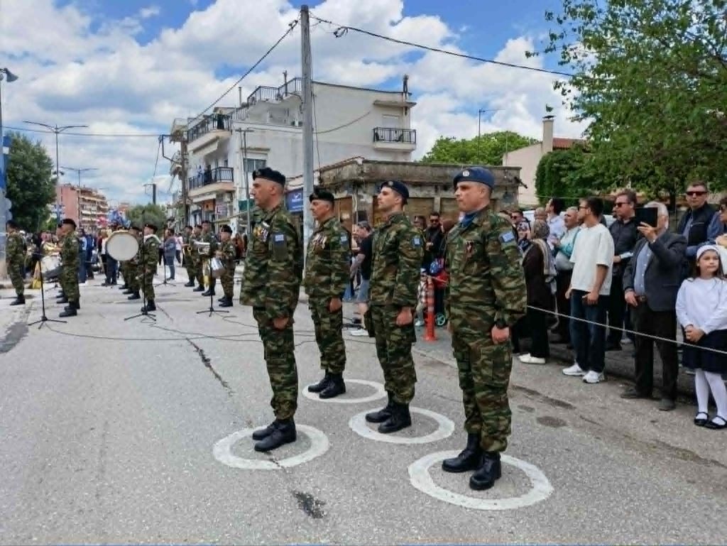 «Ελευθέρια Κομοτηνής»: Η παρέλαση ενώπιον του Κωνσταντίνου Γκιουλέκα και του Δημήτρη Νατσιού