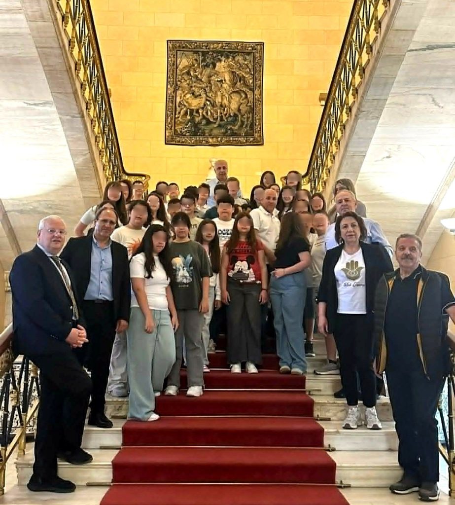 Μαθητές και εκπαιδευτικούς μειονοτικών σχολείων ξενάγησε στη Βουλή ο Ιλχάν Αχμέτ