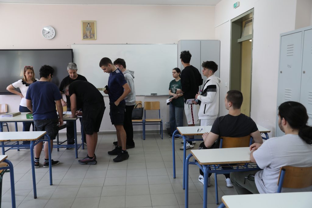 Πρεμιέρα Πανελλαδικών: Χαμόγελα και ανακούφιση στους μαθητές – Βατά τα θέματα, ομαλά κύλησε η διαδικασία την πρώτη ημέρα