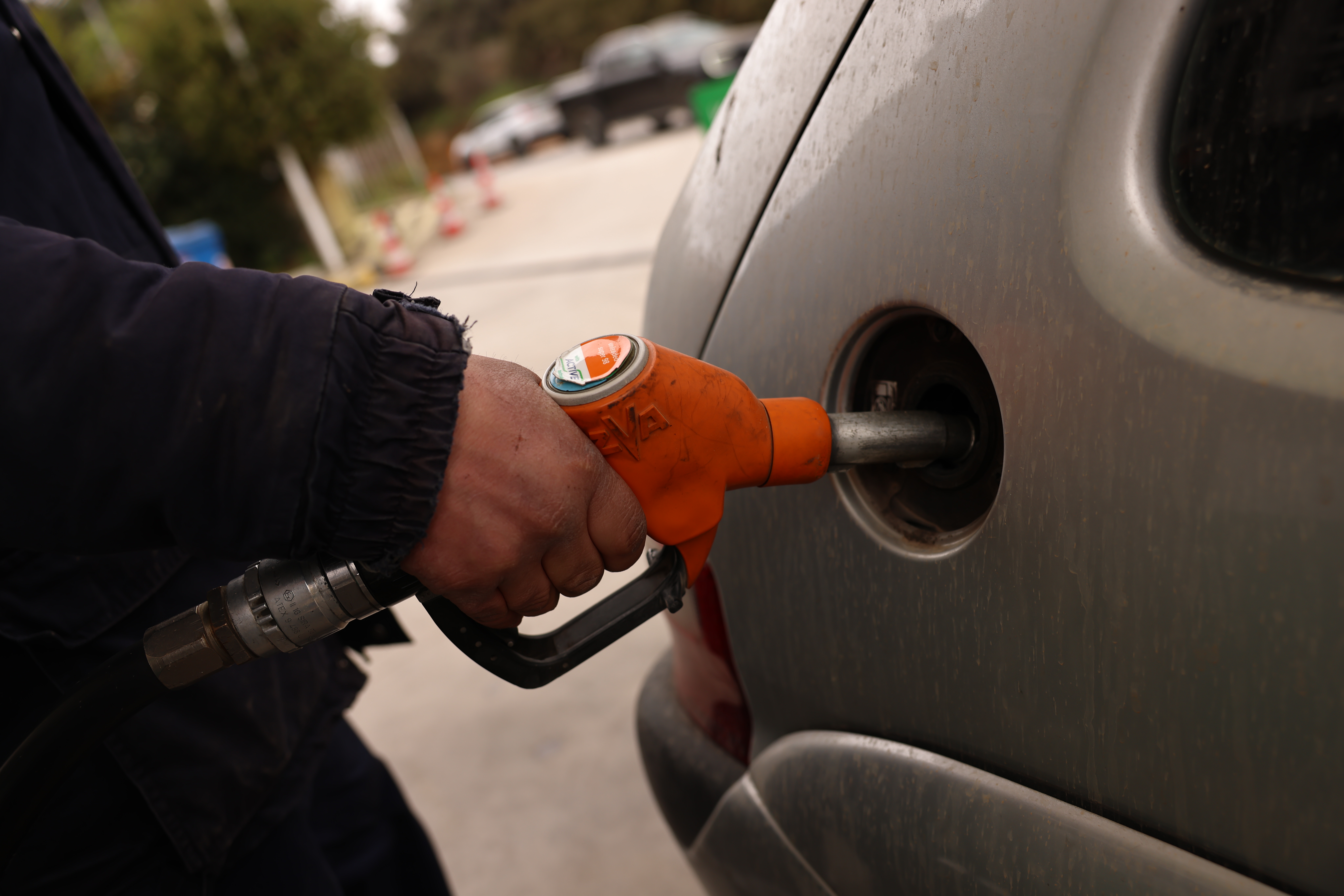 ΣΥΡΙΖΑ: Η Ελλάδα βρίσκεται σταθερά στις ακριβότερες χώρες της Ευρώπης στα καύσιμα, και πολύ χαμηλά στους μισθούς