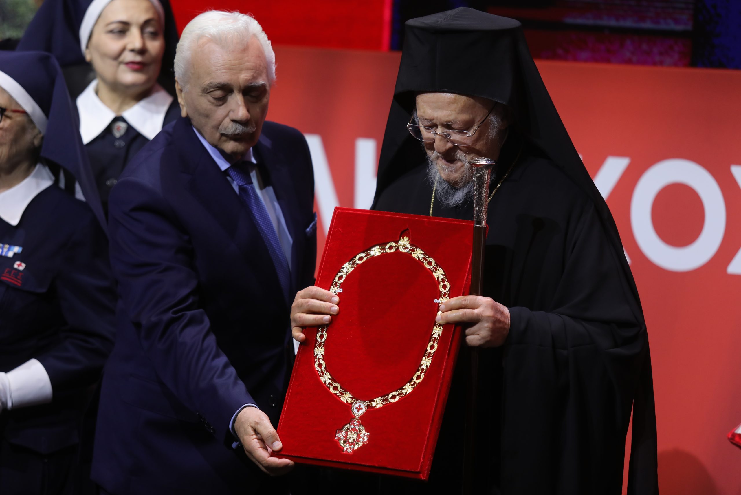 Ο Ελληνικός Ερυθρός Σταυρός παρασημοφόρησε τον Οικουμενικό Πατριάρχη Βαρθολομαίο
