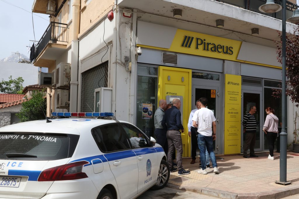 Στη ΓΑΔΑ οι συλληφθέντες της ληστείας – θρίλερ σε τράπεζα στην Τιθορέα – Πώς έφτασε στα ίχνη τους το ελληνικό FBI