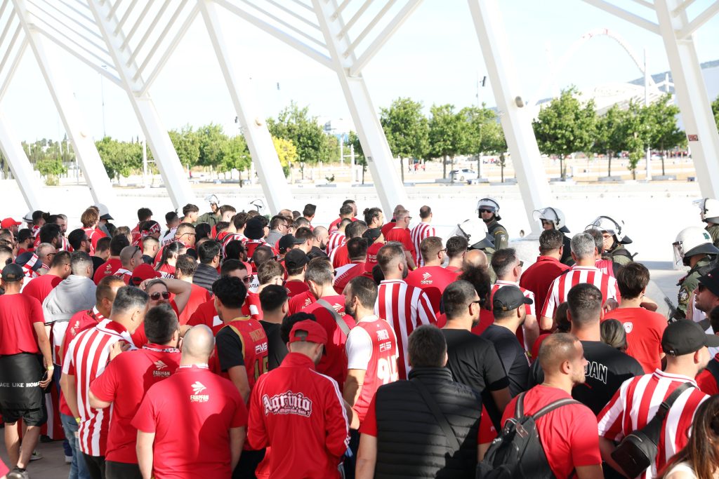 Τελικός Euroleague: Ερυθρόλευκο κύμα οπαδών πλημμυρίζει τον δρόμο προς το ΟΑΚΑ