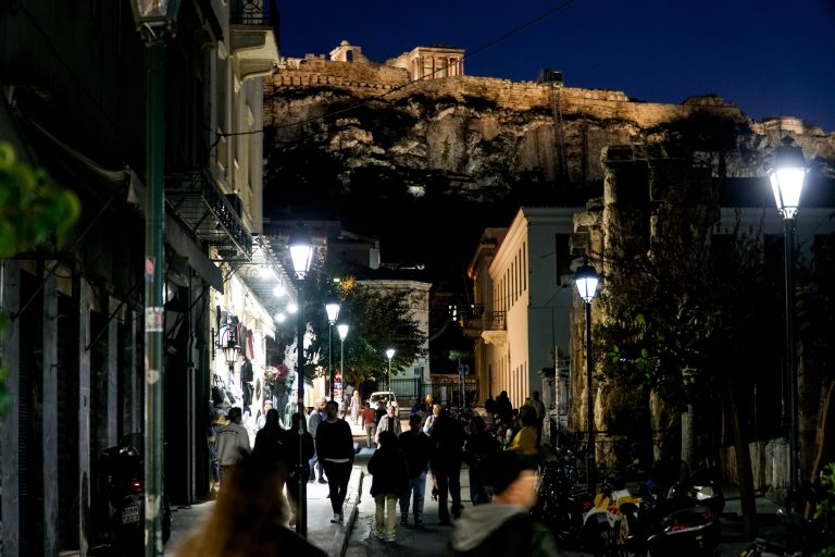 Έρευνα για τον υπερ (;) τουρισμό στην «Συνοικία των Θεών» στο ΕΡΤnews Radio 105,8