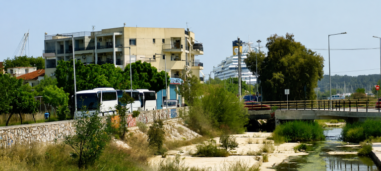 Χωρίς σήμανση και μέσα στα σκουπίδια η διαδρομή των τουριστών προς την ιστορική καρδιά του Βόλου