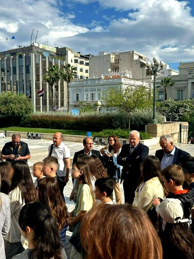 Μαθητές και εκπαιδευτικούς μειονοτικών σχολείων ξενάγησε στη Βουλή ο Ιλχάν Αχμέτ