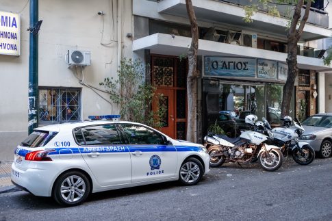 «Ήταν όλοι τους μεταμφιεσμένοι» – Αυτόπτης μάρτυρας περιγράφει στο ΕΡΤnews τη ληστεία στην Κάτω Τιθορέα