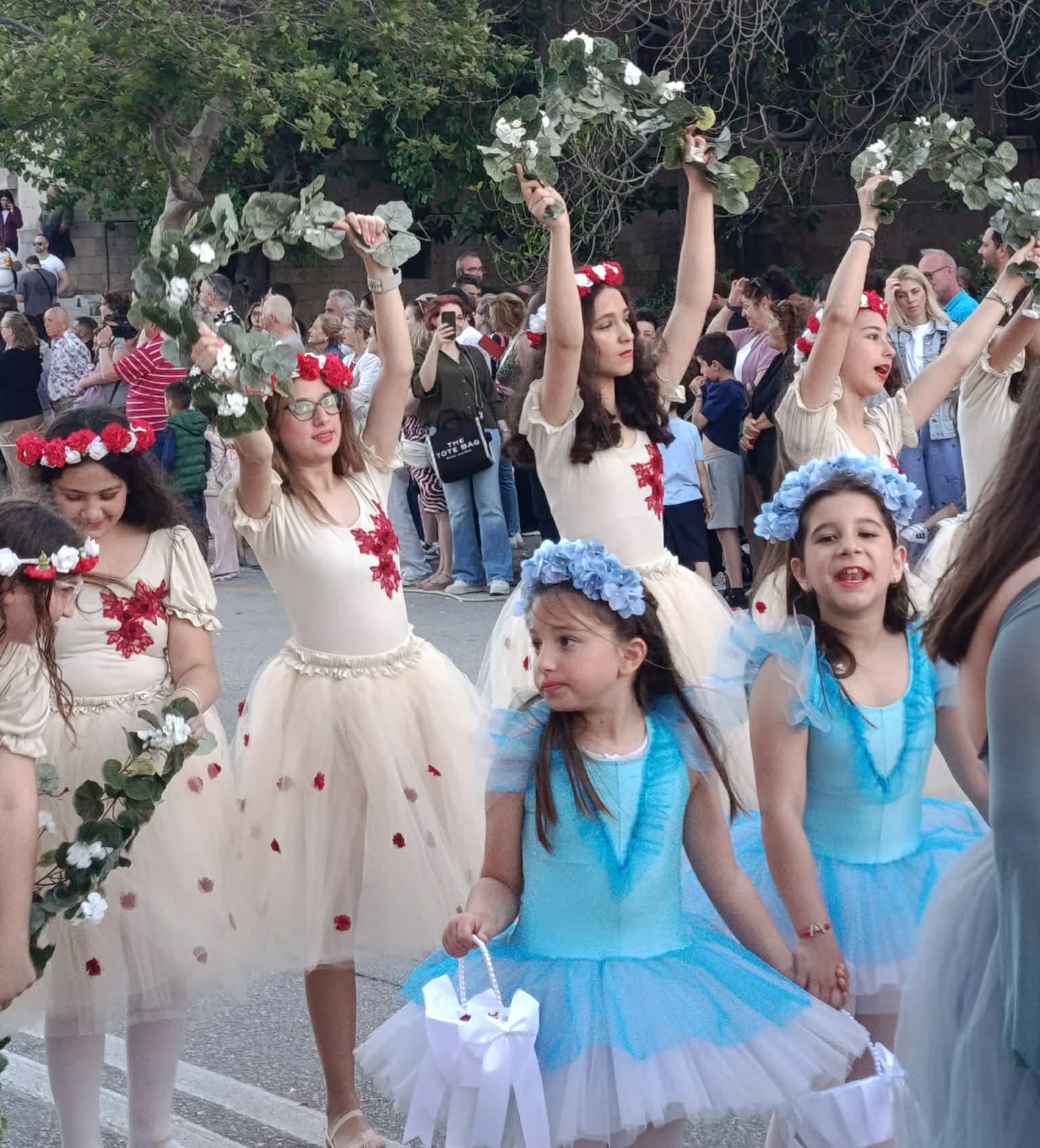 Ο Δήμος Ρόδου γιόρτασε στο κέντρο της πόλης την Ημέρα της Μητέρας και των λουλουδιών