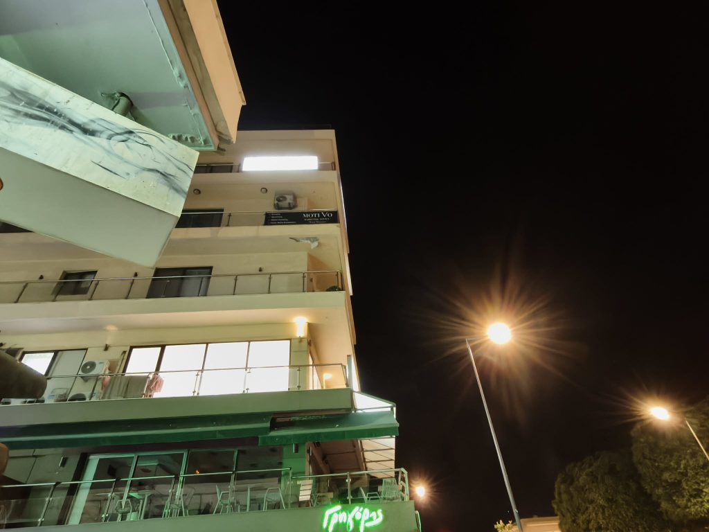 Χανιά: Σοβάδες αποκολλήθηκαν από τον 3ο όροφο κτηρίου στο κέντρο της πόλης – Από τύχη δεν υπήρξαν τραυματισμοί